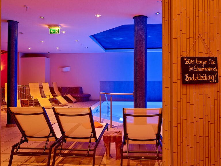 von der Sauna aus auf die entspannenden Liegen