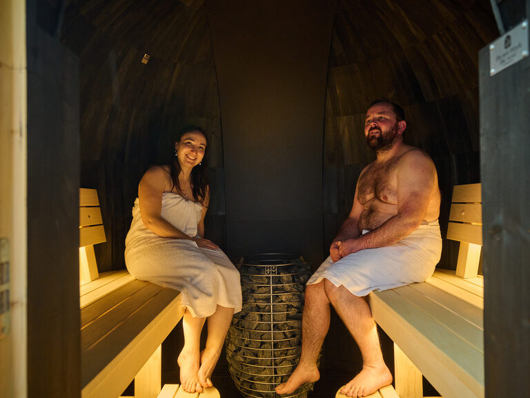 Pärchen in der Iglu Sauna