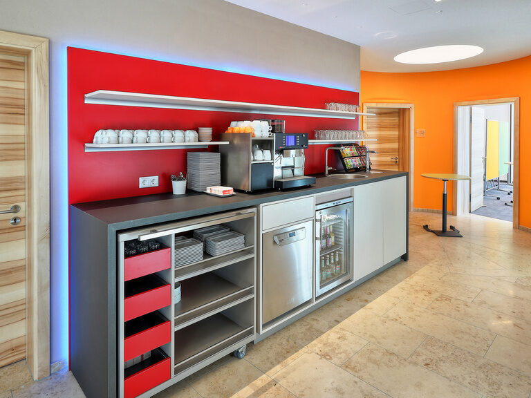 geräumiger Vorraum mit Kaffeemaschine und Getränkekühlschrank