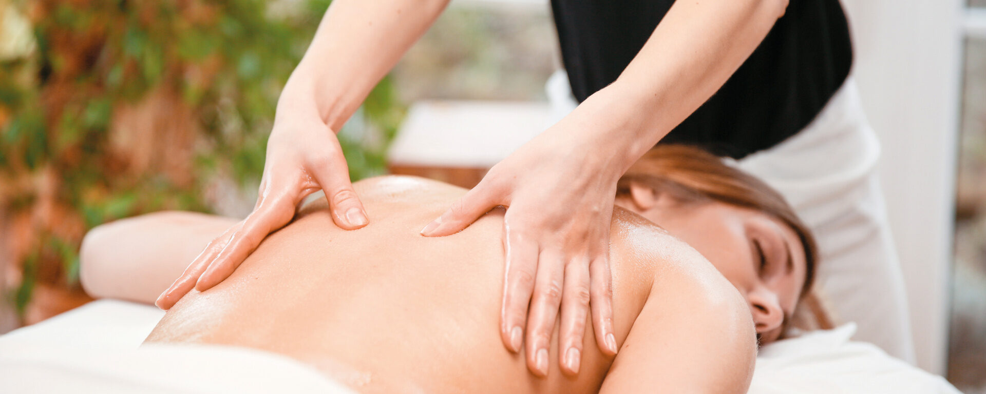 genie&szlig;en Sie eine unserer vielen Massageangebote