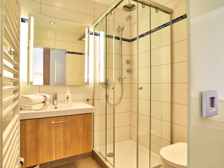 Zimmeransicht überblick badezimmer