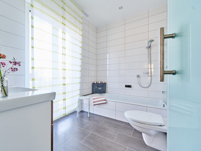 badezimmer lichtdurchflutet geräumig