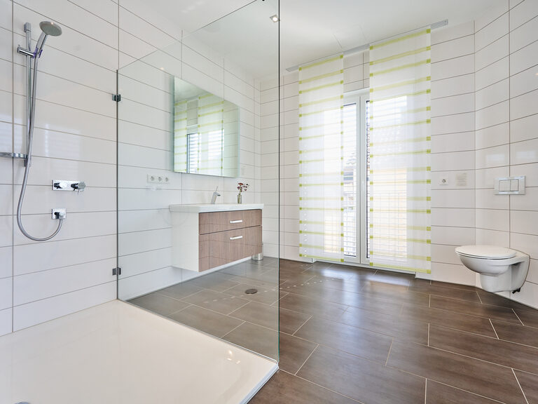 Badezimmer hell geräumig
